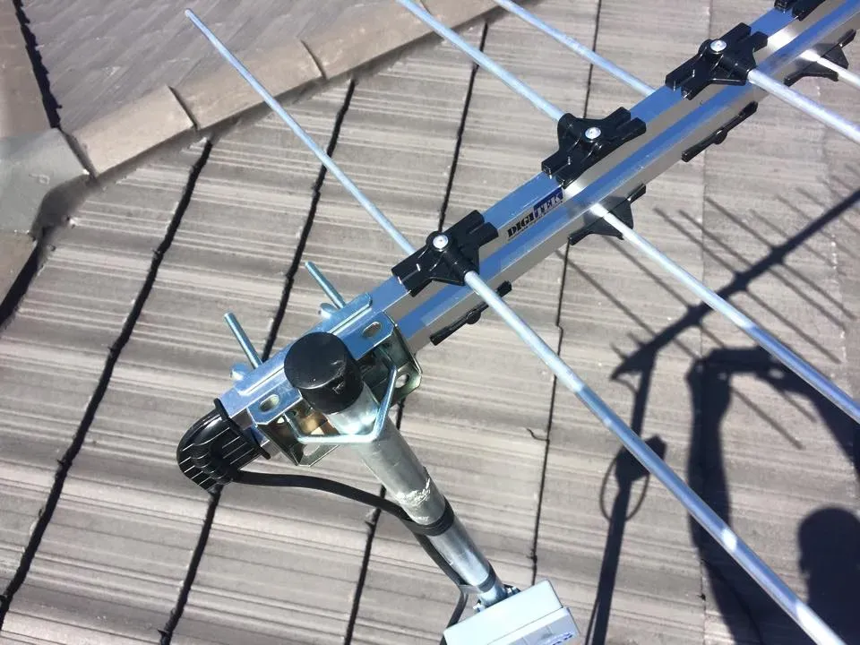Local technician adjusting antenna installation on a Blacktown rooftop for improved TV reception