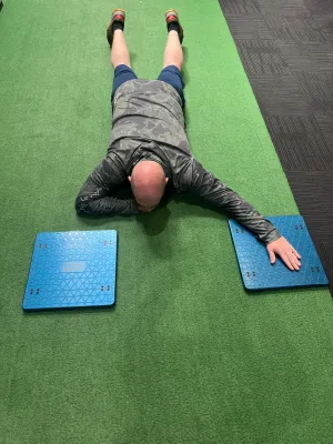 Client working through a supervised exercise program in the Fortify Movement & Health clinic
