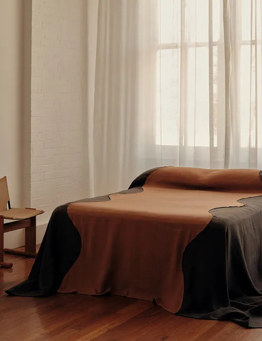 Linen sheets regulating temperature in both warm and cold environments