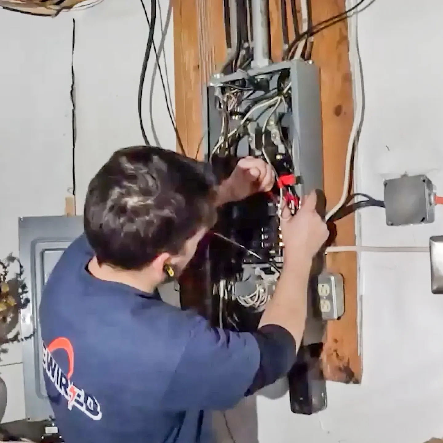 How does a 200-amp panel support modern appliances in Waukee, Iowa