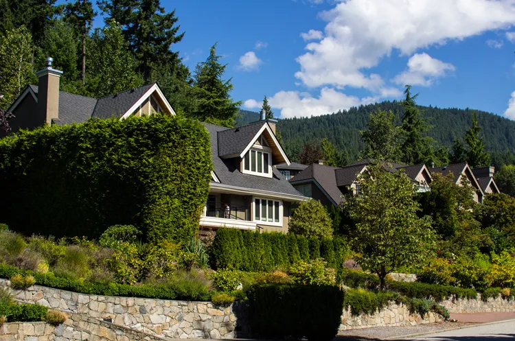 North Vancouver homes below the North Shore mountains