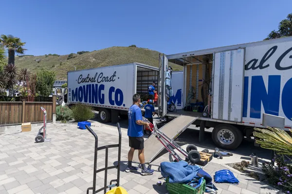 Quality packing materials and organized workspace for a long-distance move, emphasizing effective packing tips Quality packing materials and organized workspace for a long-distance move, emphasizing effective packing tips