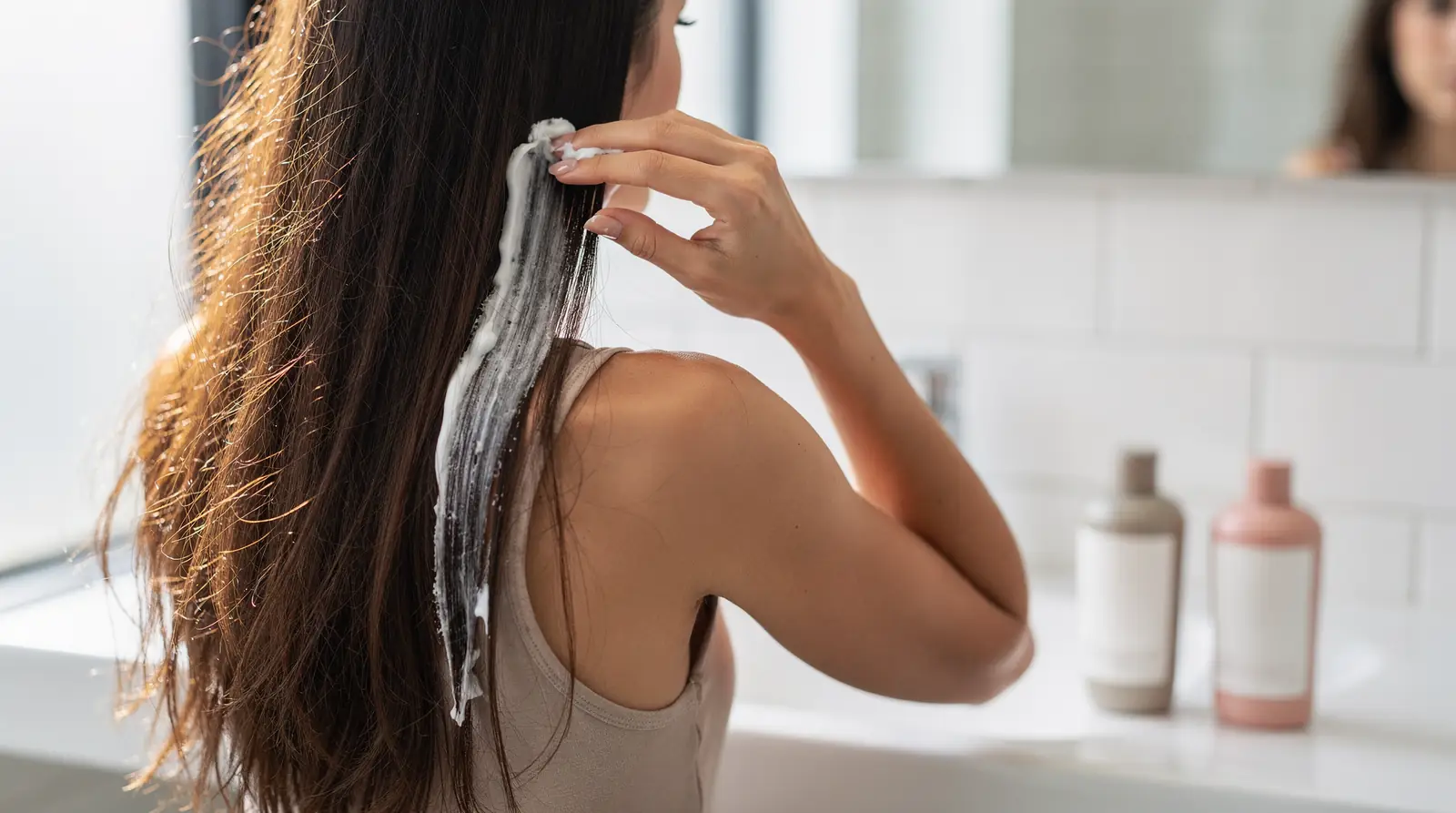 A hair serum's primary functions are controlling frizz, adding shine, and smoothing hair, making it