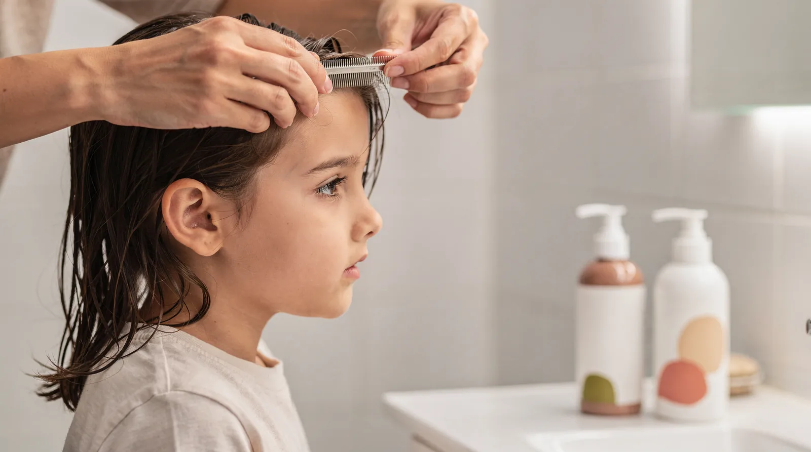 Hair dye, gel, and hairspray do not reliably prevent or treat head lice, despite common Hair dye, gel, and hairspray do not reliably prevent or treat head lice, despite common