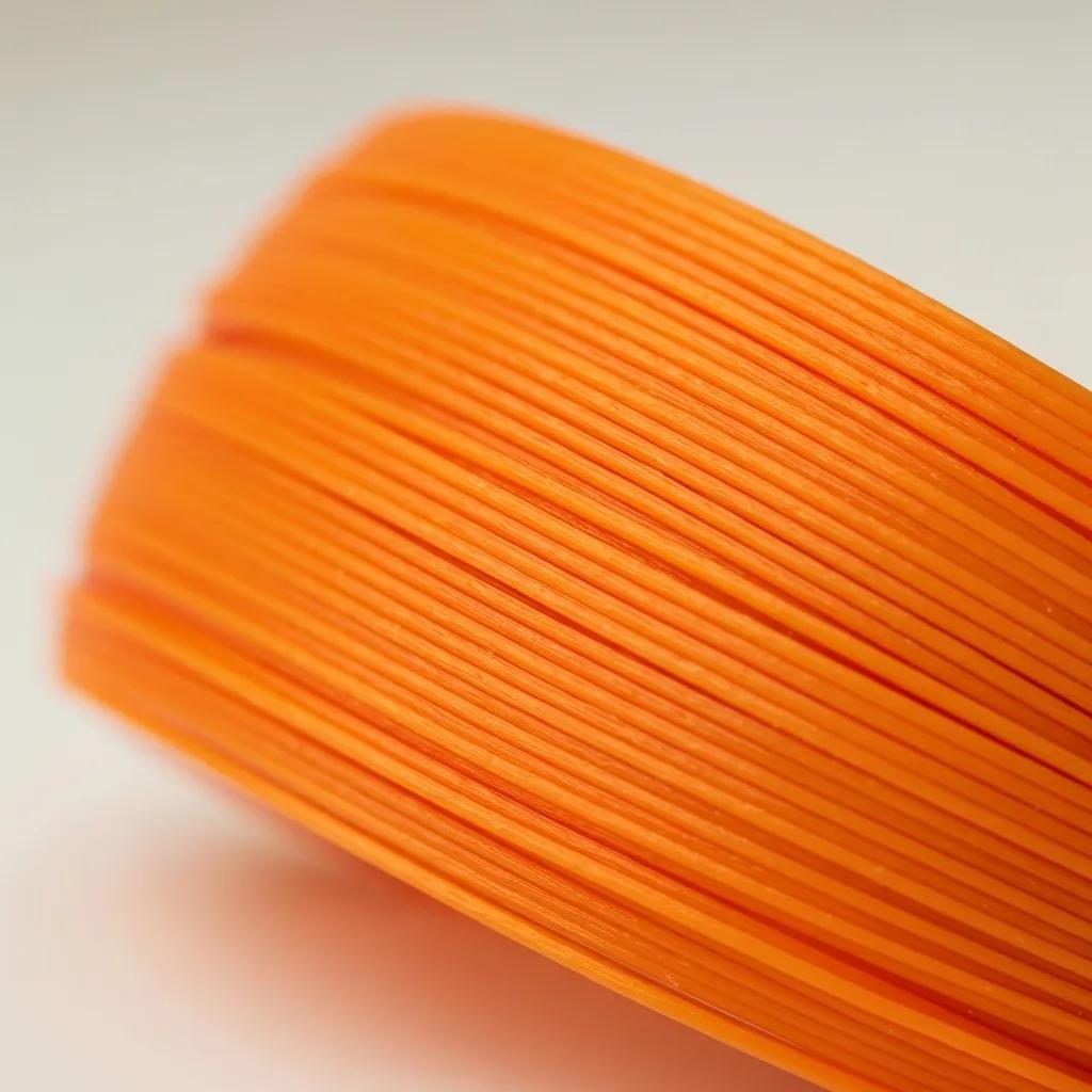 Közeli kép egy PLA-filament tekercsről és egy 3D-nyomtatott tárgyról, amely bemutatja alkalmasságát kezdők számára