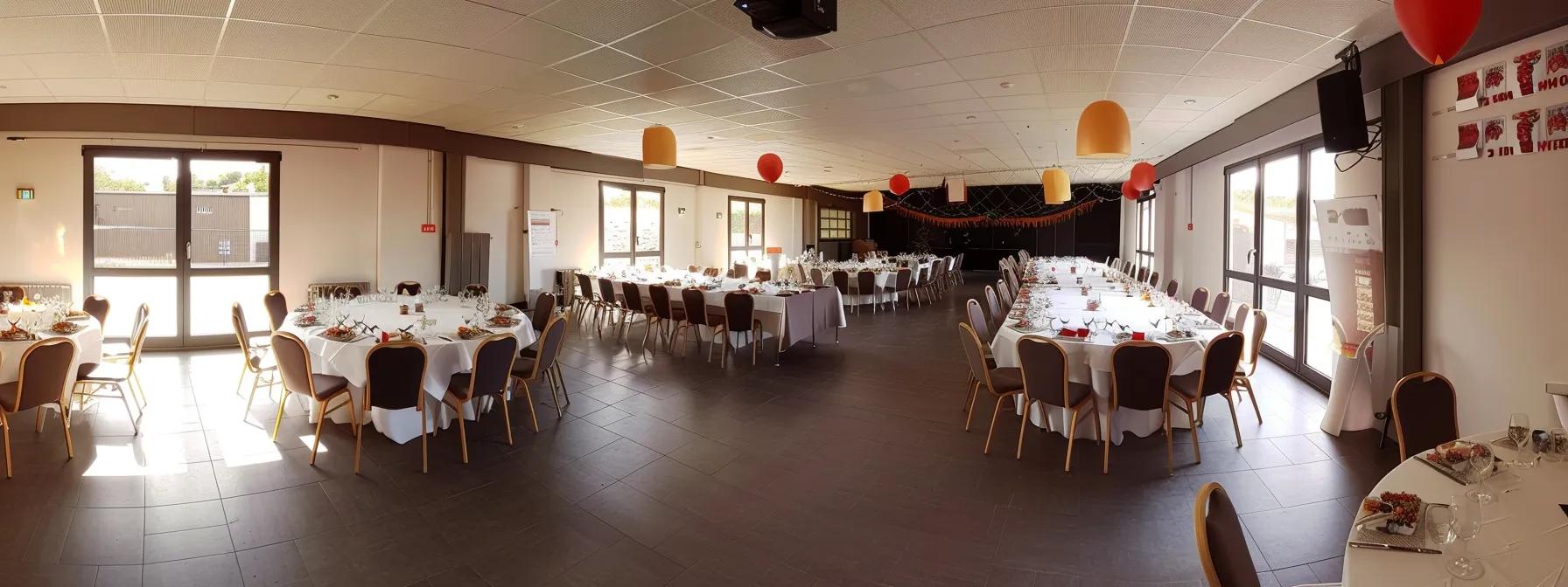 une vaste salle de réception élégamment décorée pour un anniversaire adulte, avec des tables soigneusement dressées, des éclairages doux et une ambiance raffinée, reflétant une planification minutieuse pour une célébration inoubliable. une vaste salle de réception élégamment décorée pour un anniversaire adulte, avec des tables soigneusement dressées, des éclairages doux et une ambiance raffinée, reflétant une planification minutieuse pour une célébration inoubliable.