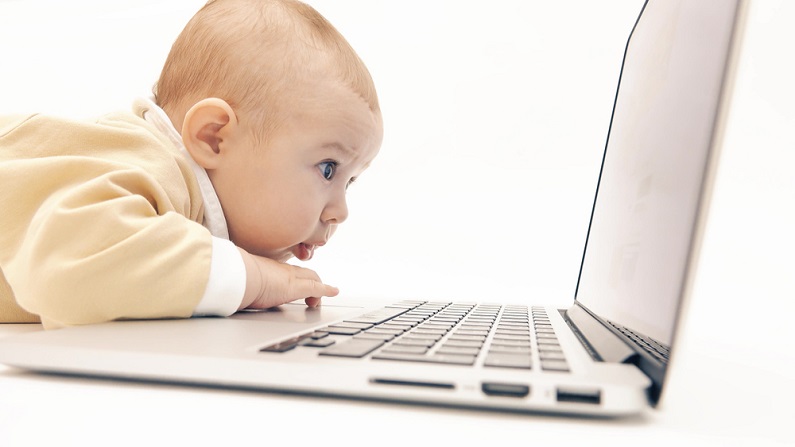 パソコンをいじる赤ちゃん