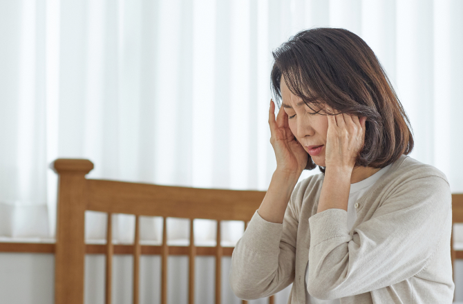 육아 고민을 하는 어머니