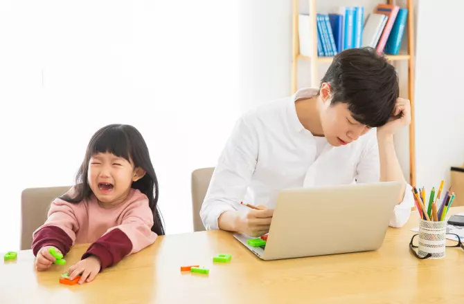 아빠 옆에서 우는 아이