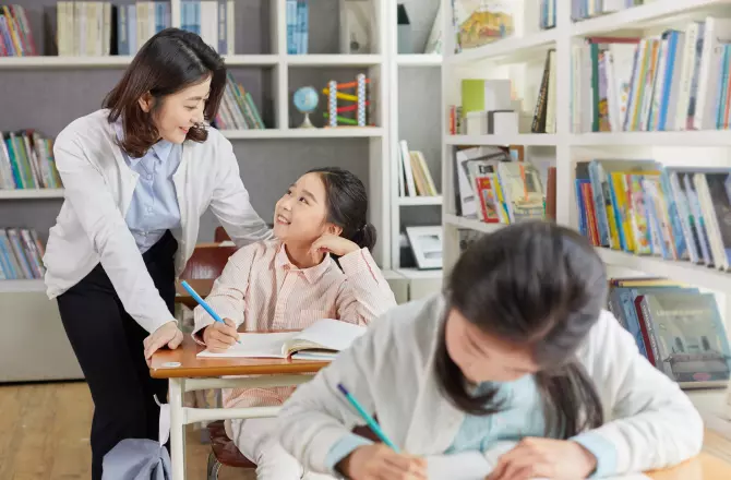 학교에서 수업받는 아이