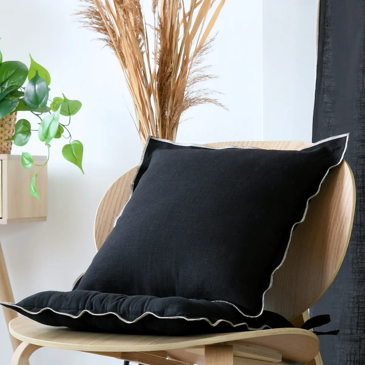 HELIOS CUSHION - BLACK - 45X45 CM