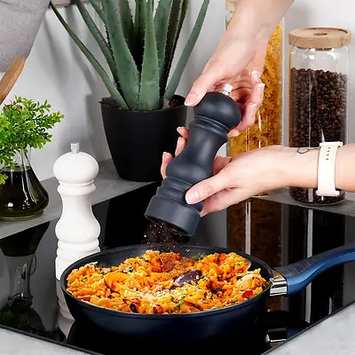 PEPPER MILL AND SALT SHAKER