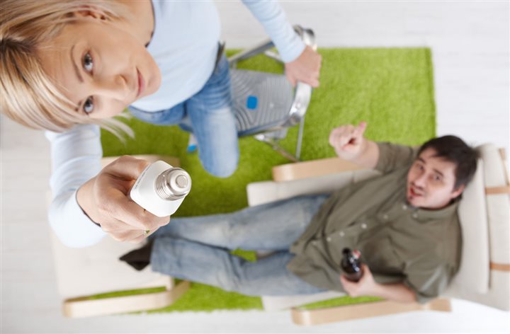 Homeowners replacing a light bulb