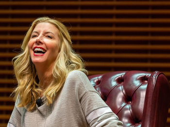 The Story of Sara Blakely: From Small Beginnings to World-Renowned Billionaire