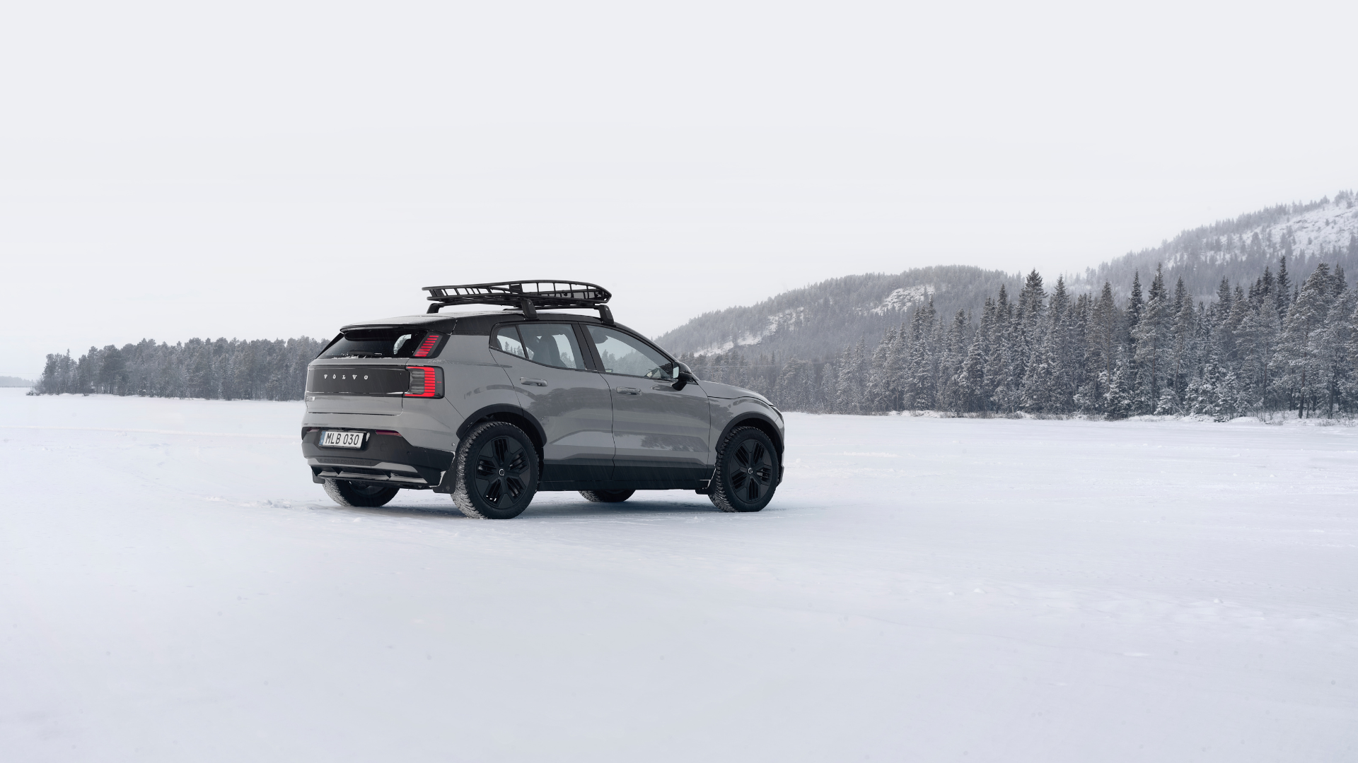 Volvo EX30 Cross Country sur route enneigée en hiver québécois