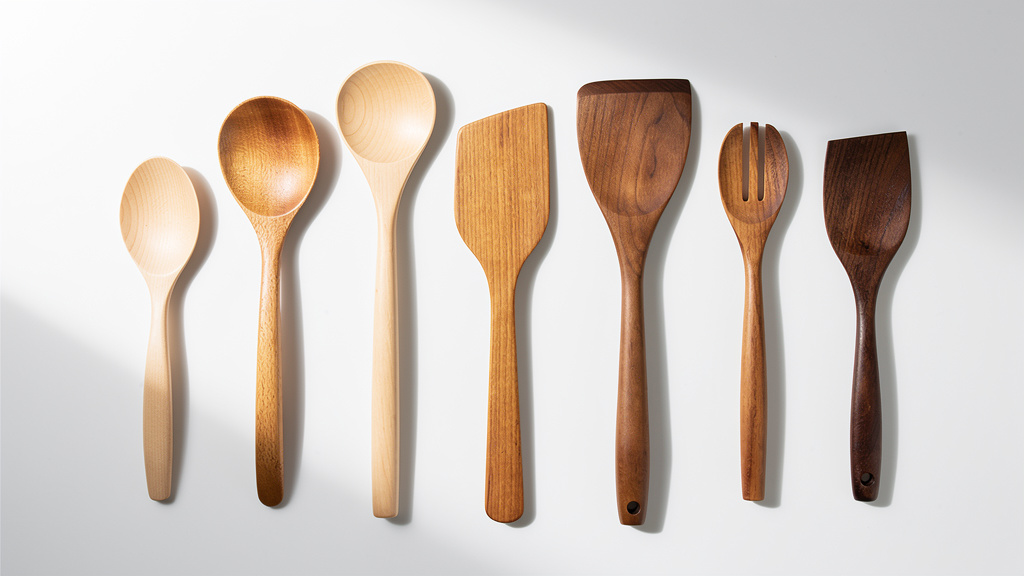 Ustensiles de cuisine en bois premium sur fond blanc