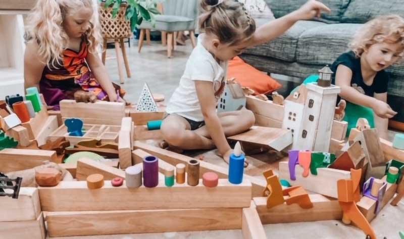 Children play with natural materials and loose parts. Setting up the environment with loose parts promotes creativity.