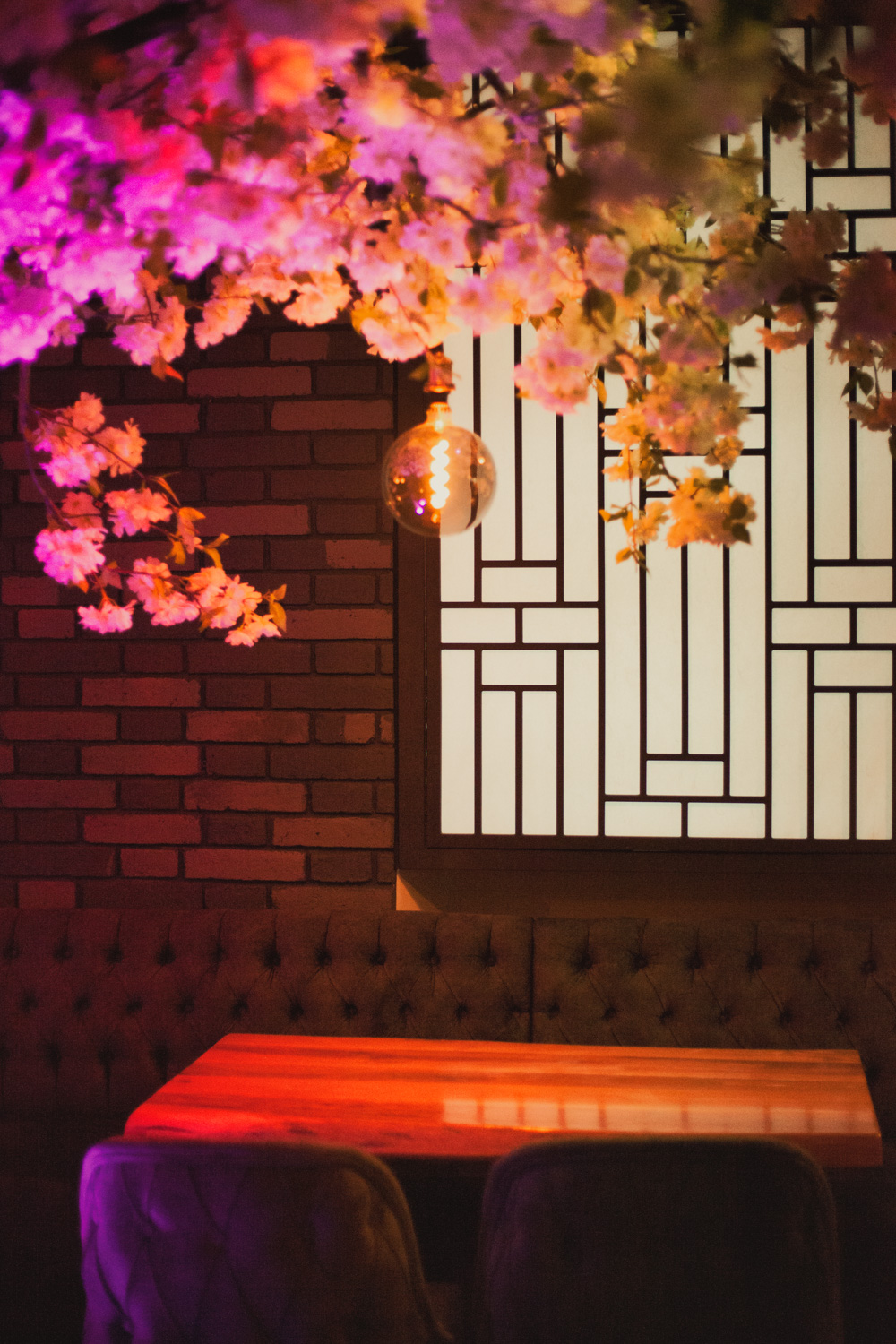 Kaia Restaurant Ambiente Licht und Mandelblüte