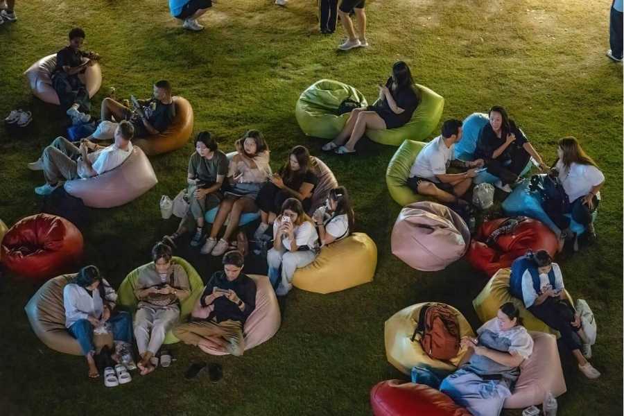 People relax on the bean bags at Jodd Fairs DanNeramit