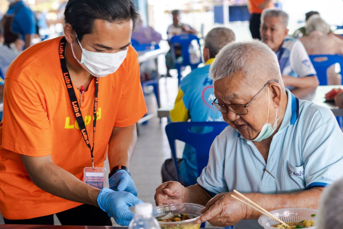 Lub d Phuket Patong staff provide meal for the elderly 