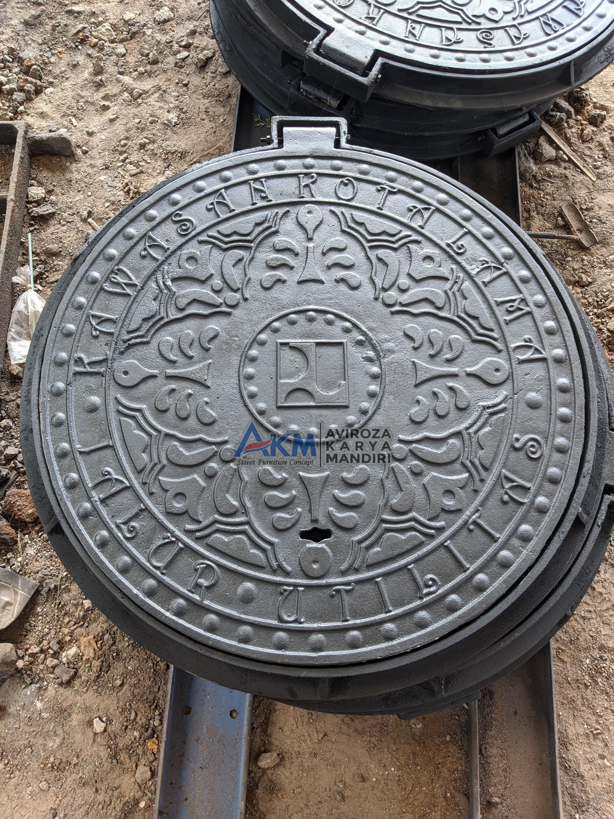 Manhole Cover Besi Cor, Street Furniture Fungsional dan Tahan Lama untuk Infrastruktur Kota hero image