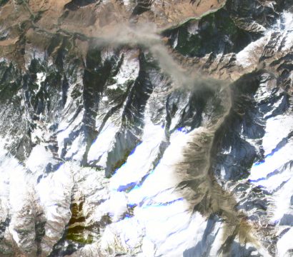 Dove satellite imagery shows the after of an apparent rockslide (lower-right) and debris flow into the Ronti Gad Valley. In the February 7th image, a large dust cloud from the event remains visible. © 2021, Planet Labs Inc. All Rights Reserved.