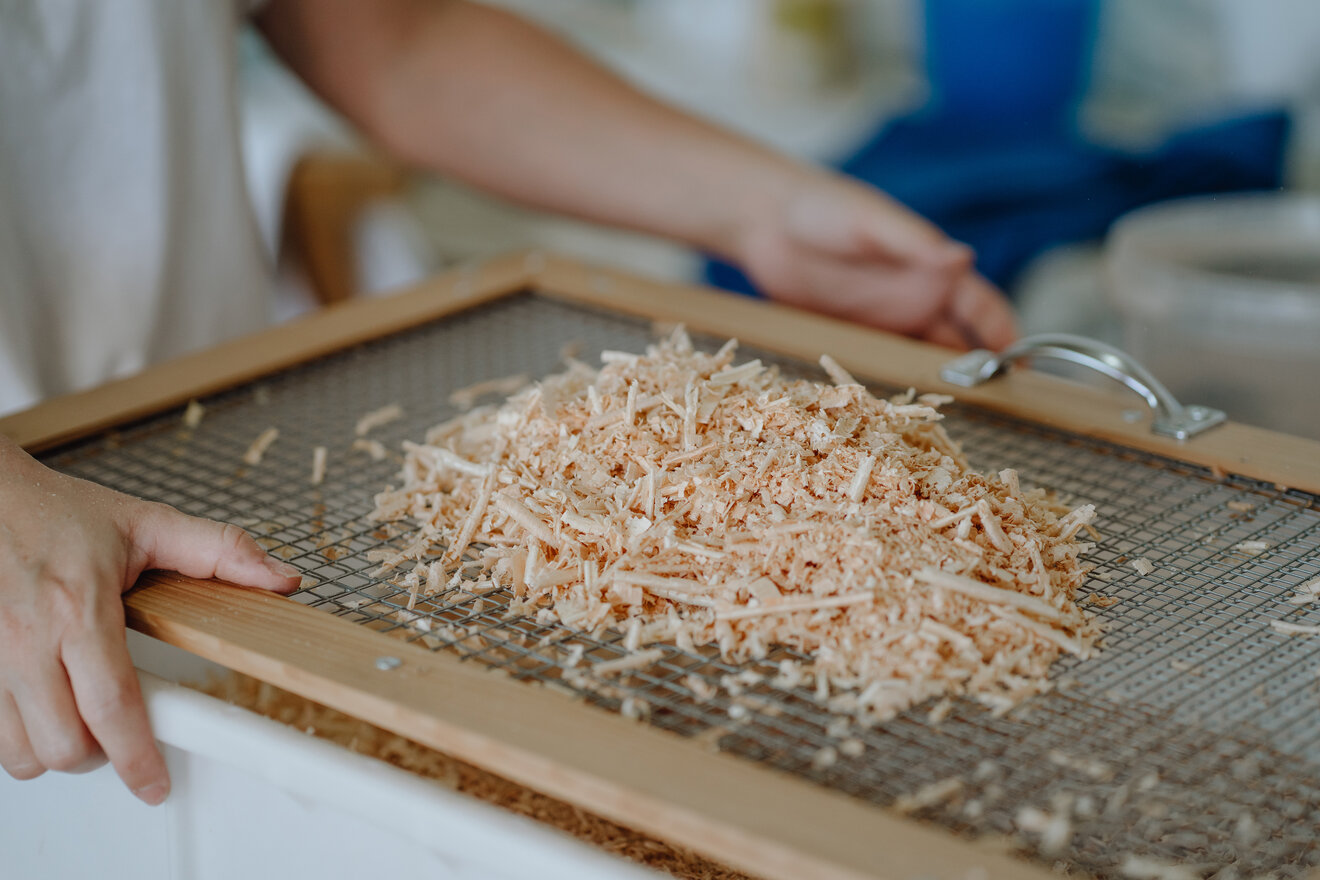 Rofima-Werk-Einblicke-Osterreichische Zirbenflocken werden per Hand gesiebt.jpg