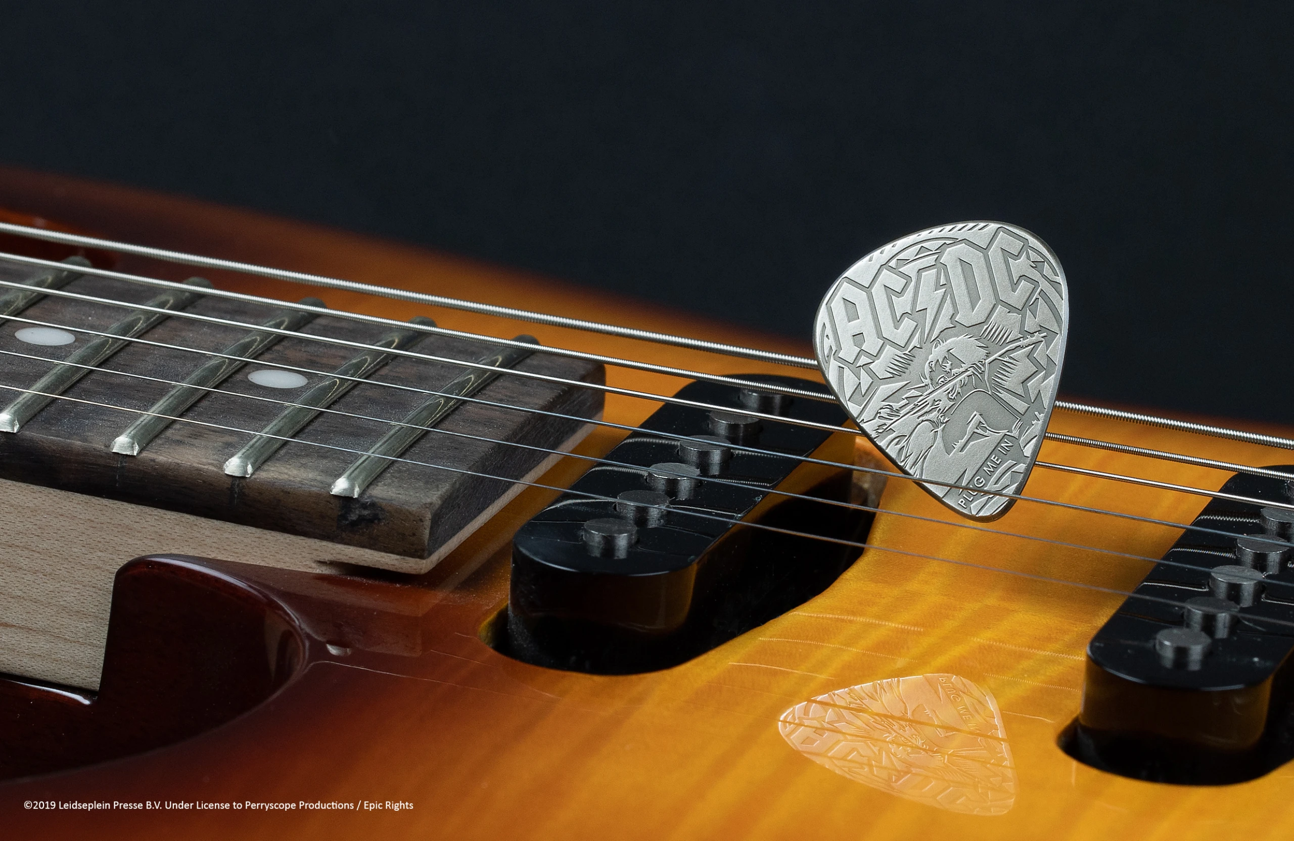 Guitar Pick-Plug