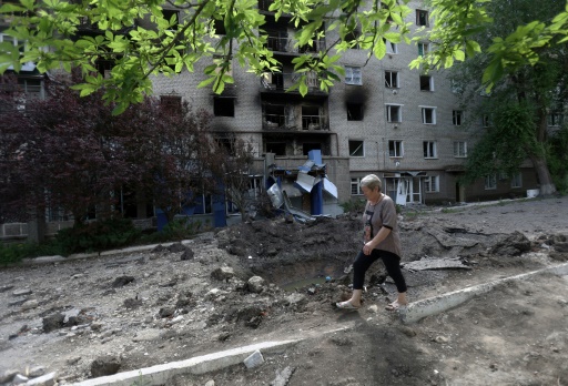 Une bombe a formé un cratère dans une rue résidentielle de Seversk, proche de la nouvelle ligne de front dans le Donbass, le 23 juin 2022