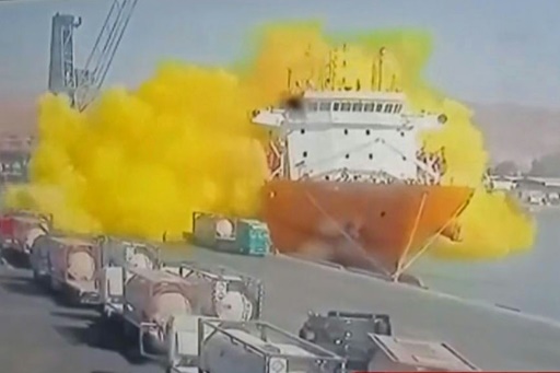 Capture d'image de la télévision d'Etat al-Mamlaka montrant la dispersion de chlore après la chute d'un conteneur au port d'Aqaba, le 27 juin 2022 en Jordanie