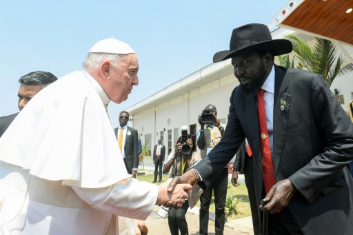 Le pape François salue le président sud-soudanais Salva Kiir, à son départ de Juba, après une messe en plein air le 5 février 2023 

 
 (R) greeting Pope Francis (L) before the Pope departs South Sudan, at the Juba International Airport in Juba. Pope Francis wraps up his pilgrimage to South Sudan with an open-air mass on February 5, 2023 after urging its leaders to focus on bringing peace to the fragile country torn apart by violence and poverty.
The three-day trip is the first papal visit to the largely Christian country since it achieved independence from Sudan in 2011 and plunged into a civil war that killed nearly 400,000 people.