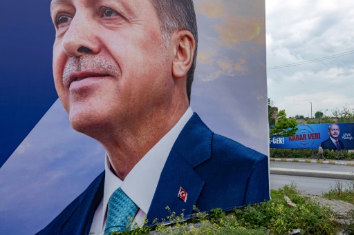 Affiches de campagne du président turc Recep Tayyip Erdogan (gauche) et de son adversaire Kemal Kiliçdaroglu (fond droite), le 23 mai 2023 à Istanbul