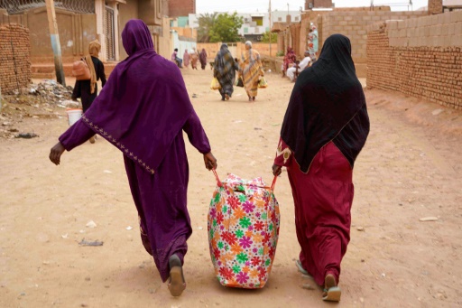 Des habitantes d'Omdourman, dans la banlieue de Khartoum, quittent la ville le 29 mai 2023