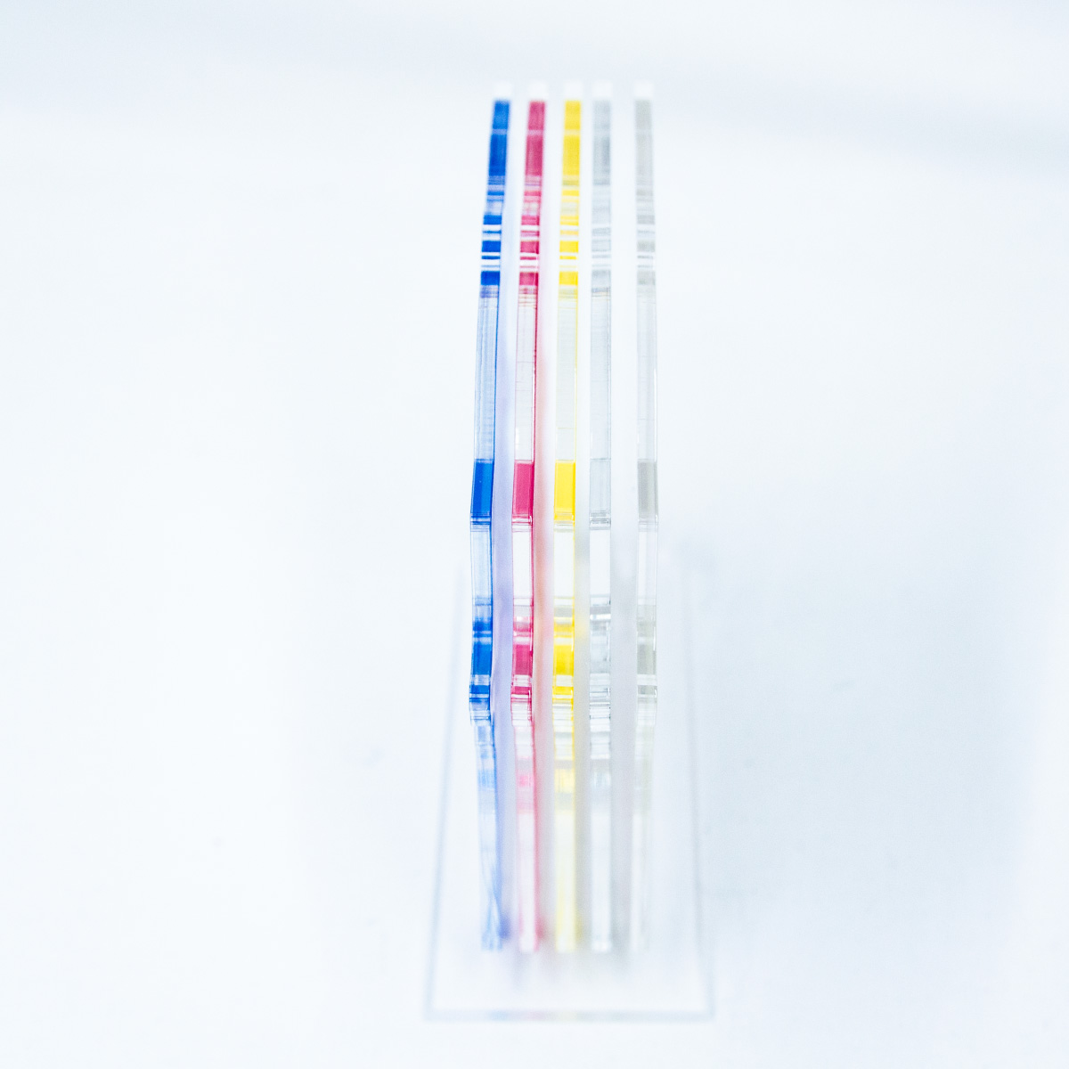 CMYKレイヤーアクリルスタンド (品番ACR-CMYK)