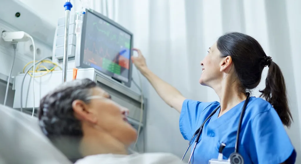 Nurse using technology that has AI in nursing