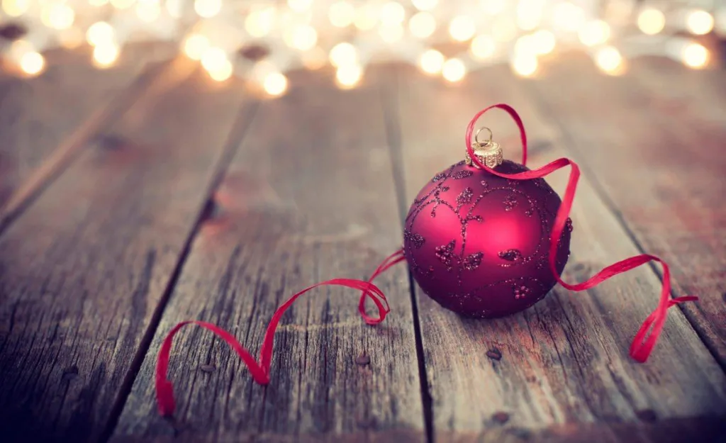 Christmas-ornament2-iStock-494038010-1.jpg