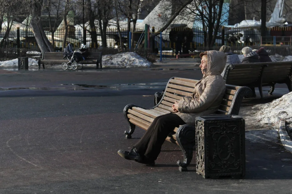 Woman-on-bench2-iStock-512807602.jpg