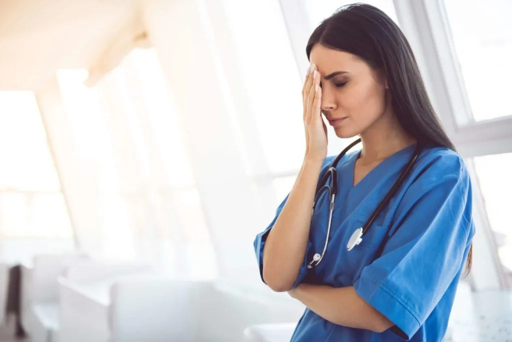 Nurse-distraught-ThinkstockPhotos-664028876.jpg