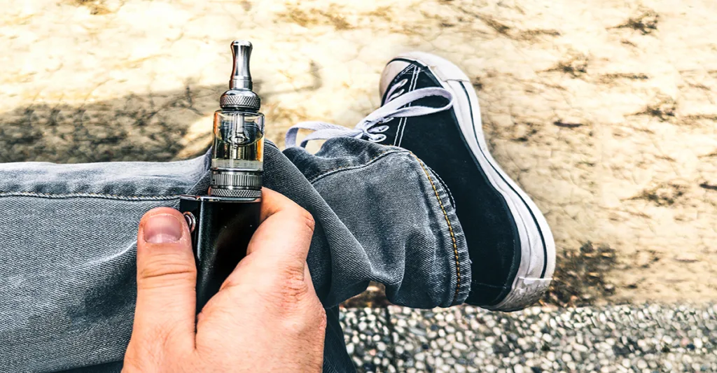 Young person holding a vape