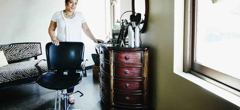 African-American-woman-stylist-in-salon-FB-GettyImages-659856103.jpg