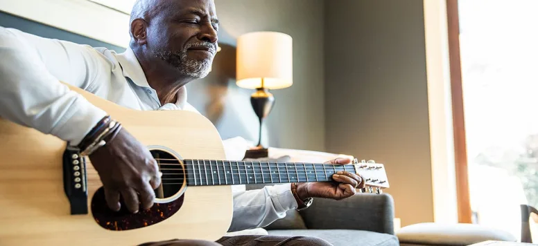 Man-playing-guitar-GettyImages-1380716350.jpg