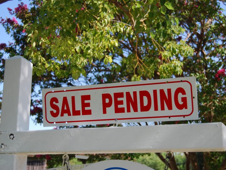 sign saying "sale pending"
