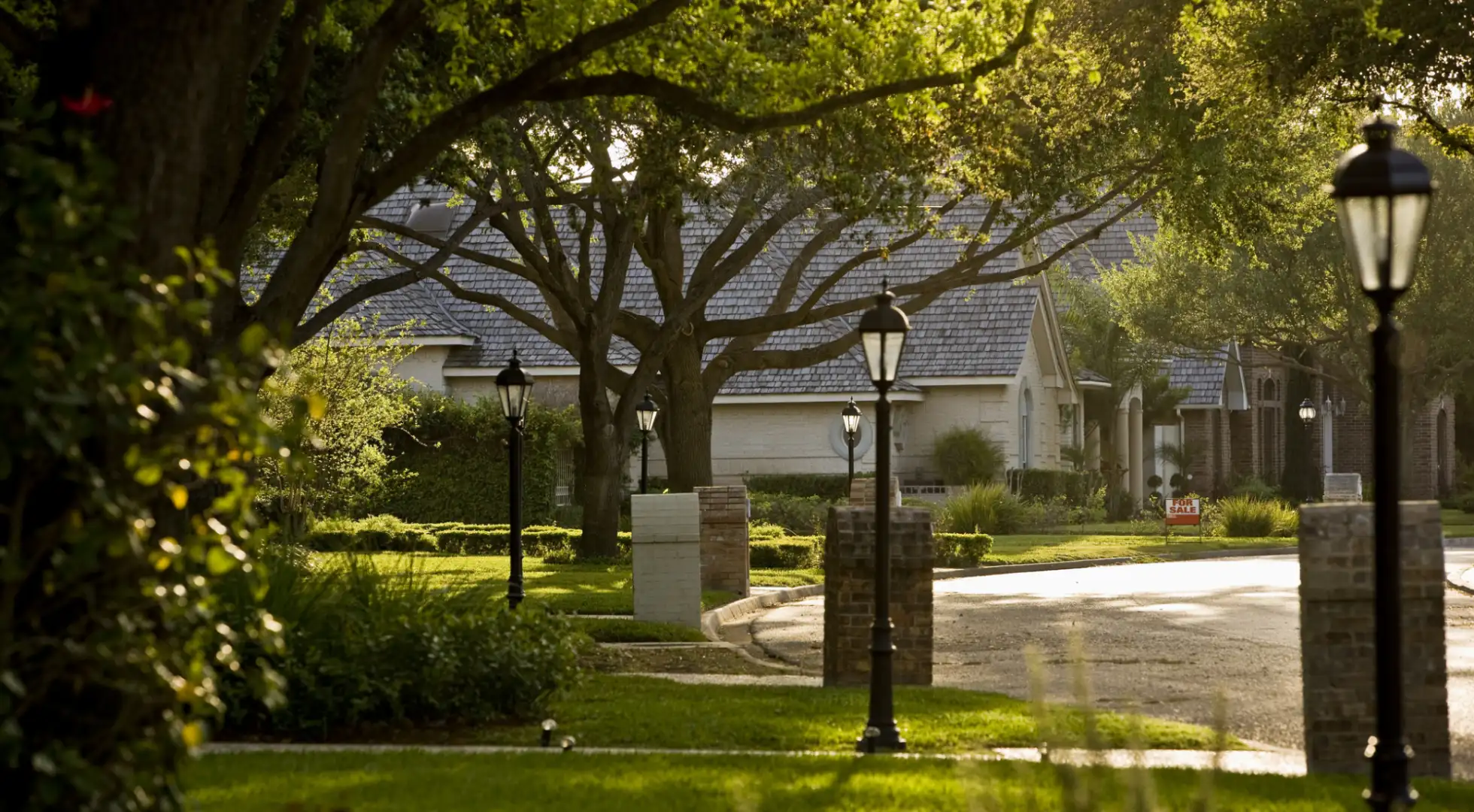 Driveways with lanterns: mortgage rates today