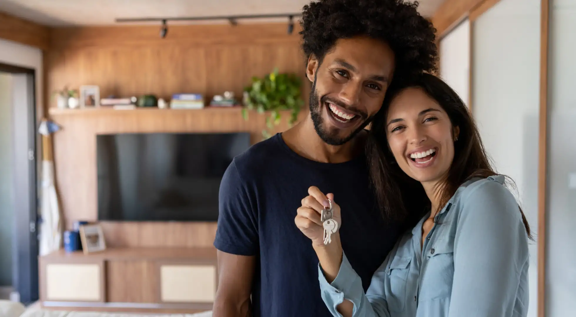 Homebuyer with keys: Mortgage rates today