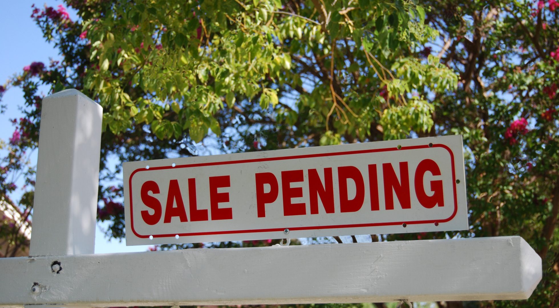 sign saying "sale pending"