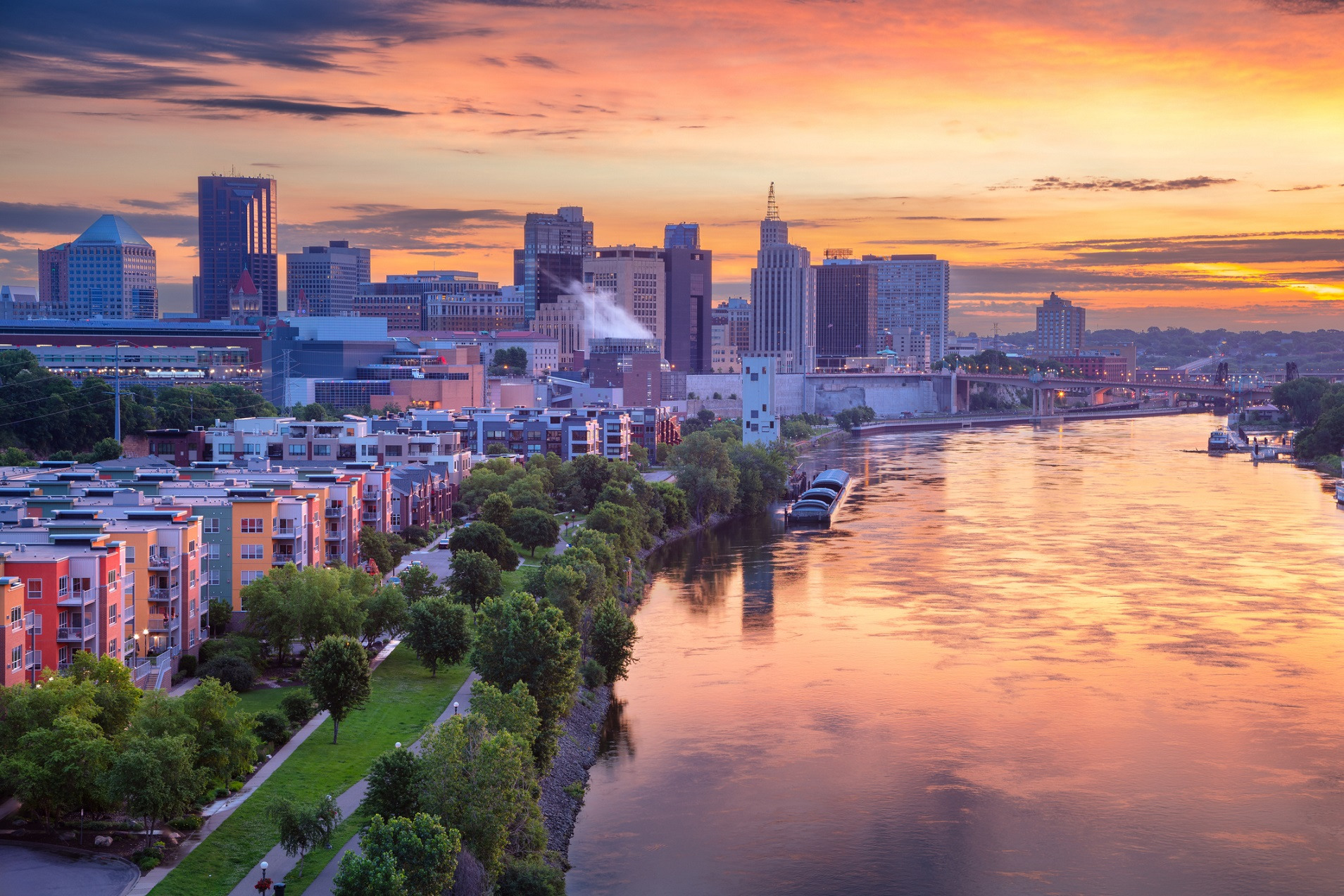 saint paul minnesota river and skyline