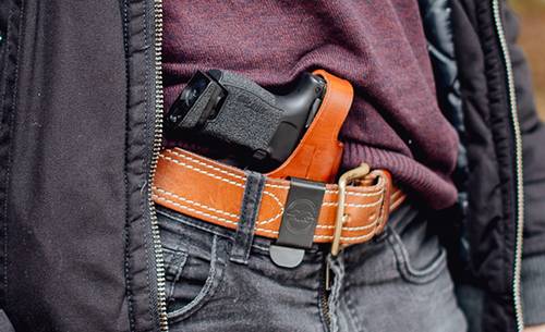 a guy carrying his sig p365xl in an appendix holster