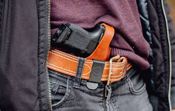 a guy carrying his sig p365xl in an appendix holster