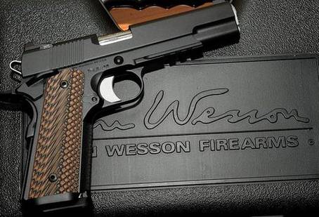 Dan Wesson 1911 (w Rail) - 5"