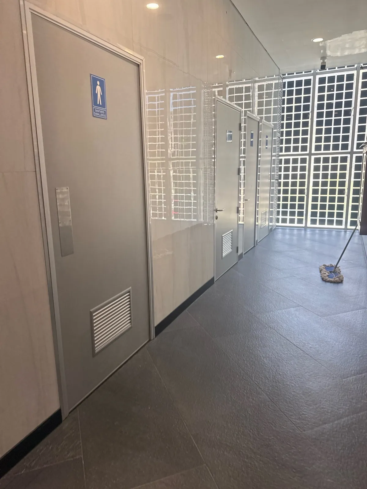 Baño de BLOQUE - Centro de Innovación y Tecnología Creativa